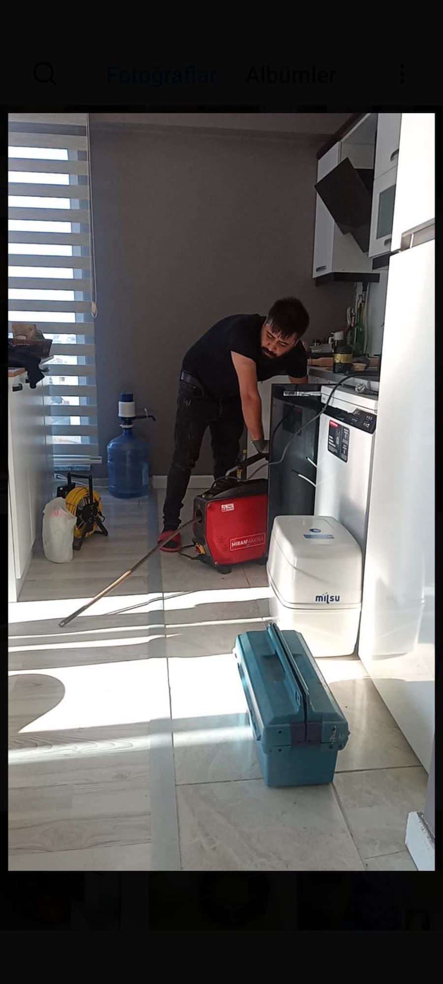 Çavuş Tesisat teknisyeni mutfak gider hattında çalışıyor